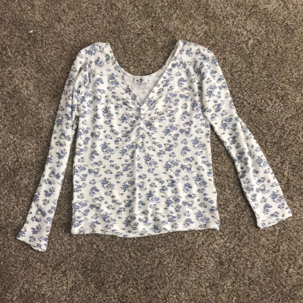 Long sleeve shirt with stretchy material